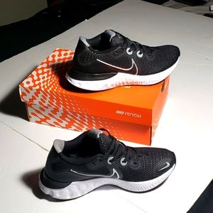 Womens nike renew run size 5.5womens  nlack/mettalic silver-white